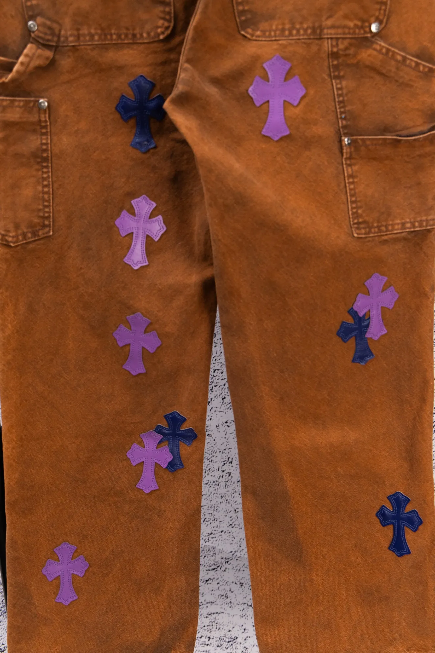 P290 Chromehearts Limited Edition Ox King Blue Purple Cross Patch Leather Brown Jeans Workwear Logging Pants. The counter price is 34W level. The patchwork cross pattern is embellished and the jeans are washed! ! An absolutely high-end luxury product, a 1.9W-level god-level single product, a super popular product, made by top heavy industry, a magic weapon that cannot be missed! [About Zangyin] This is an extremely luxurious fashion brand that can also be called the aristocracy of the high street. It has always been an exclusive brand for some hipsters or rich second generations. Compared with ordinary high streets, it is more luxurious and noble. Compared with luxury brands, it is more fashionable and individual. It has always been a brand that I have a special liking for. [Top heavy industry fashion design] Consistently high-street luxury style. Speaking of this style, the Zangyin family and GU family are definitely the leading representative brands. Especially the Zangyin family has really achieved a state-of-the-art effect in creating high-street style. The unique washed material is used to create this style. The color system is already quite eye-catching. After it is decorated with patchwork cross flowers, it cleverly highlights the charm of the brand. Secondly, this style uses classic The high-waist cutting design highlights the long legs and fashionable temperament of the upper body. The brand is highly recognizable and the slim fit configuration is more suitable for daily wear. It is a product that interprets personality, fashion, and specifications at a glance. This single product is enough to make any fan excited. It can be a white T-shirt for a youthful college style, or a tight suspender for a royal style. It has strong matching ability and can be easily controlled by men.  [Materials and craftsmanship] Needless to say, this point goes without saying. As an excellent craftsman brand, Zangyin’s requirements for details and craftsmanship are really perfect. The washed color of this model has gone through so many processes, not to mention the embellishment of denim appliques. It is also purely hand-made and sewn. Just like what they believe in, only hand-made things have soul and have the meaning of wear. A top-notch heavy-duty fashionable denim item, I look forward to your perfect interpretation! !  Color: Picture color Size: 28-36